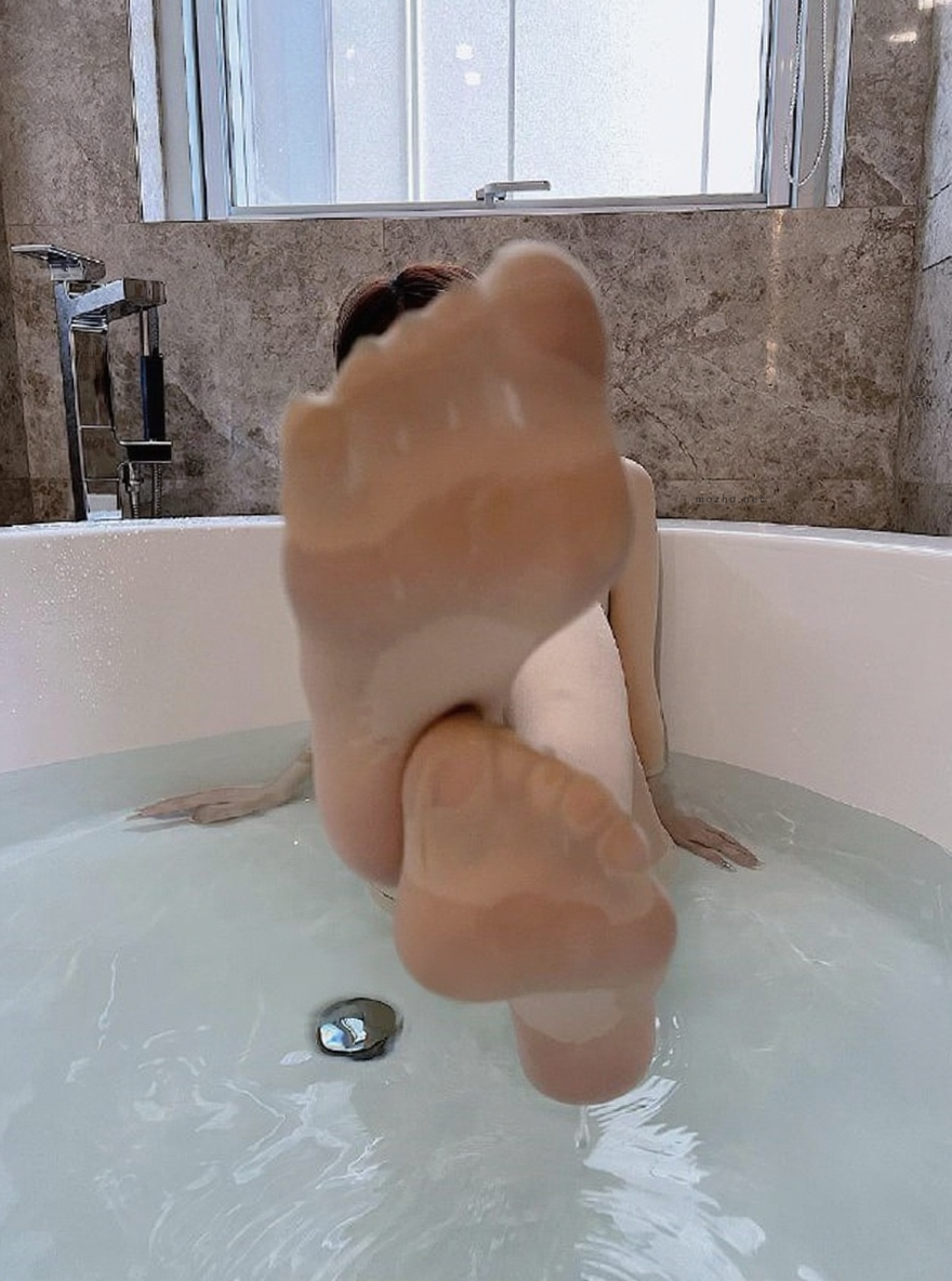 脸红Dearie – 浴缸开裆肉丝【13P】